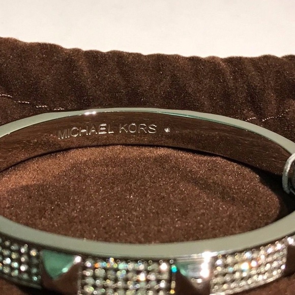 🎁 $145 MICHAEL KORS Silver Crystal Stud Bracelet - Picture 5 of 7